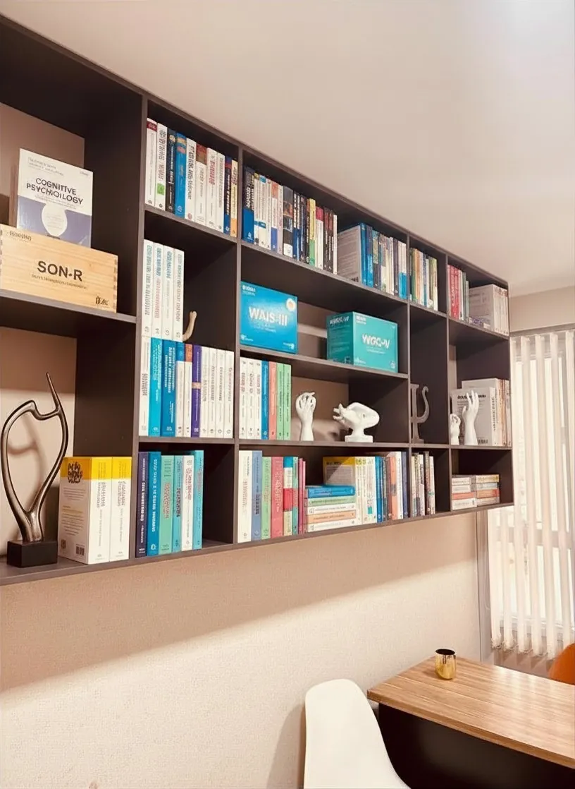 Estante com livros e materiais profissionais no consultório de Barueri